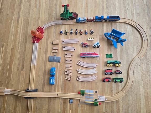 BRIO trätåg med räls, broar och fordon
