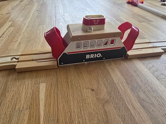 BRIO trätåg med räls, broar och fordon