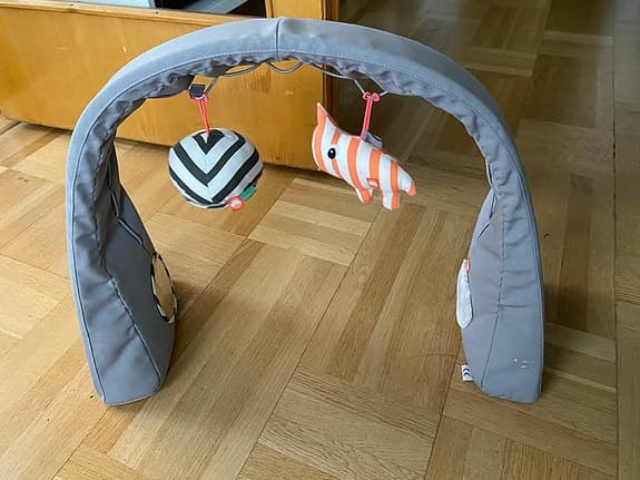 Done by Deer babygym med leksaker