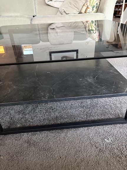 Soffbord i mörkt glas