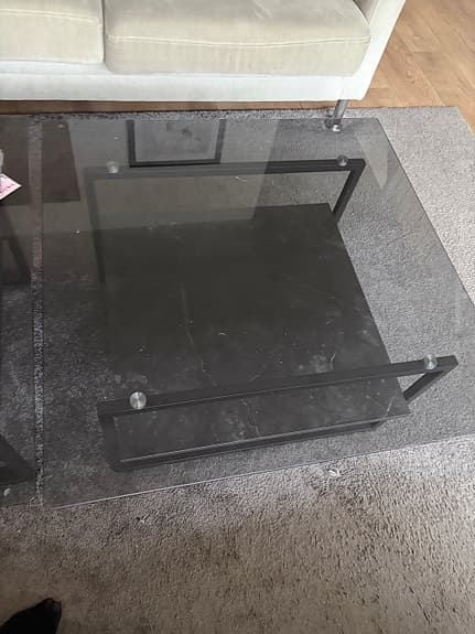 Soffbord i mörkt glas