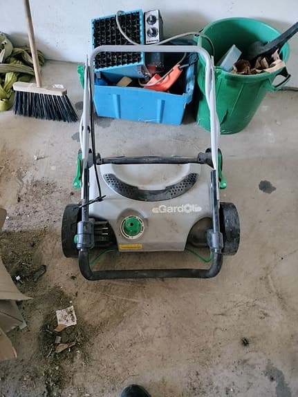 Elektrisk vertikalskärare/luftare för att ta bort mossa