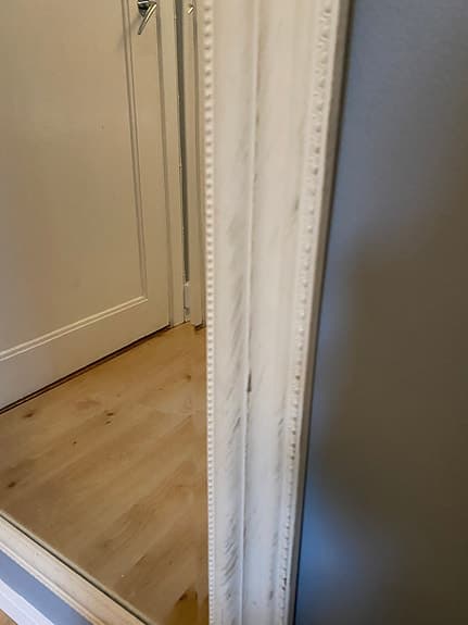 Fin stor spegel med dekorativ ram