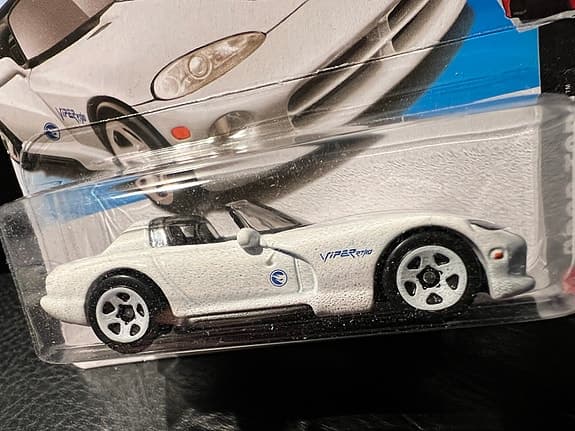 Hot Wheels ’92 Dodge Viper RT/10 Treasure Hunt