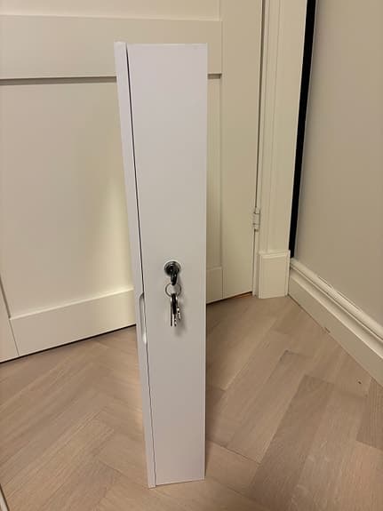 Vägghängt smyckesskåp med spegel och lås - Vit