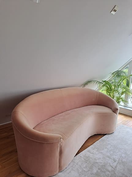 En vacker rosa sammetssoffa