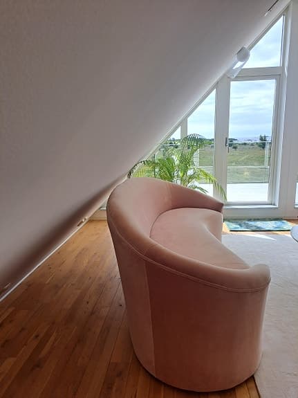 En vacker rosa sammetssoffa