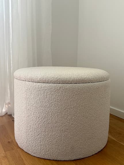 Beige pall med förvaring från Mio