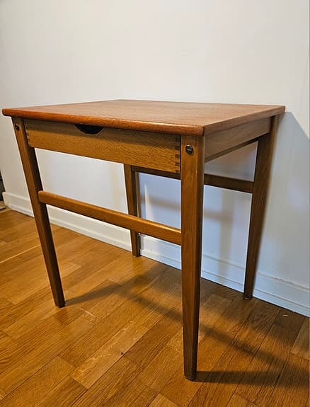 Svenskt sängbord i teak och bok