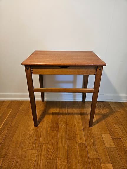 Svenskt sängbord i teak och bok