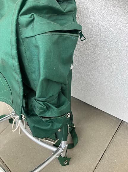 Grön bärstol/ramryggsäck med aluminiumställning