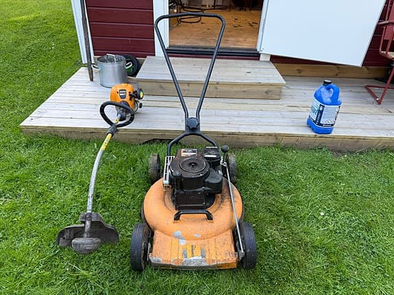 Gräsklippare Stiga Kommun 48 och Trimmer Partner Colibri