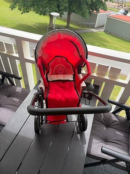 Leksaksbarnvagn med docka
