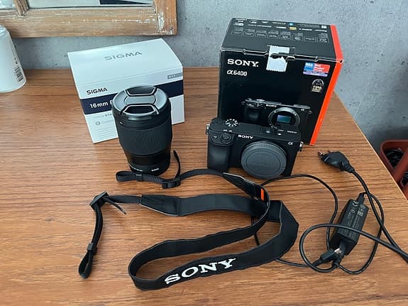 Sony A6400 + Sigma 16mm f/1.4