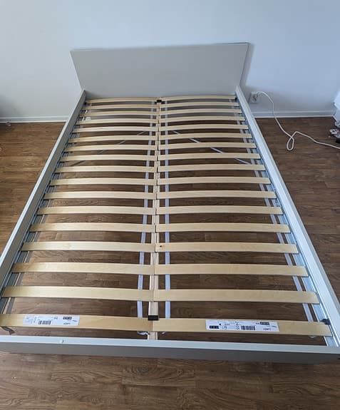 IKEA-säng säljes i Örebro