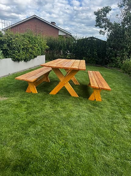 Trädgårdsbord med två bänkar i trä