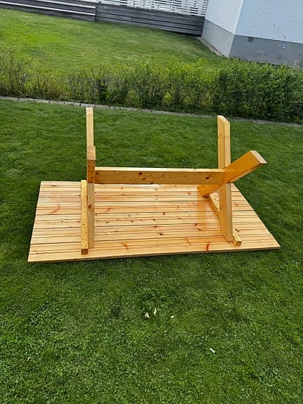 Trädgårdsbord med två bänkar i trä