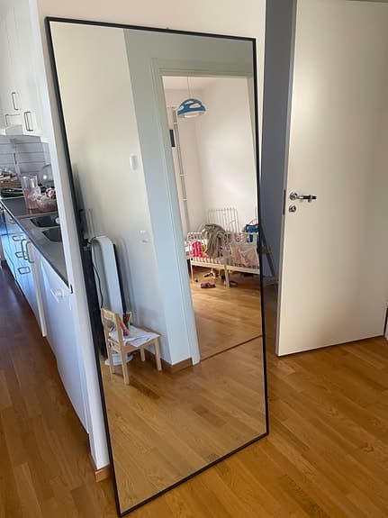 Mio helkroppsspegel med svart ram