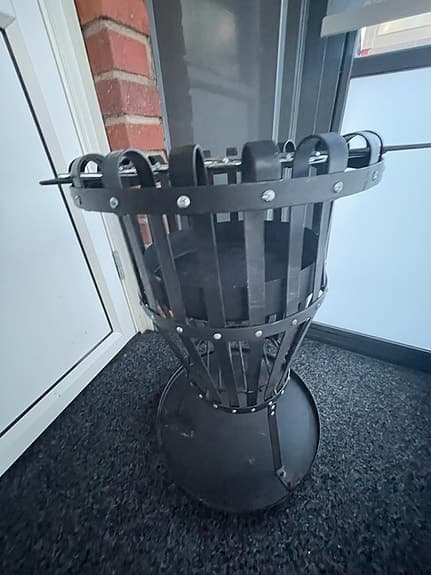 Svart eldkorg / grill i metall