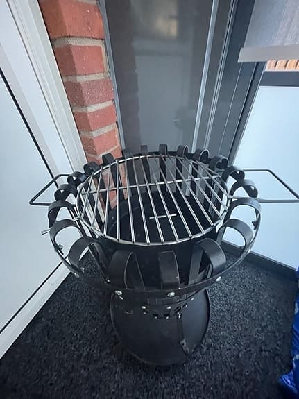 Svart eldkorg / grill i metall