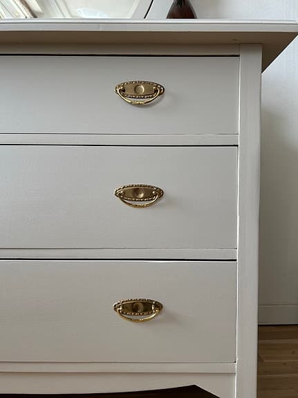 Renoverad antik spegelbyrå byrå