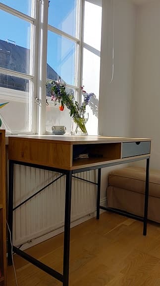 Skrivbord JYSK TRAPPEDAL i varm ek/svart
