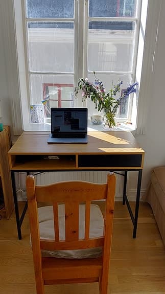 Skrivbord JYSK TRAPPEDAL i varm ek/svart