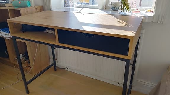 Skrivbord JYSK TRAPPEDAL i varm ek/svart