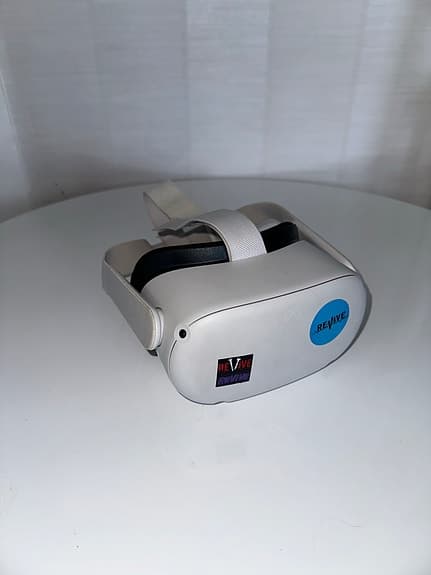 Meta Quest 2 VR-headset med handkontroller