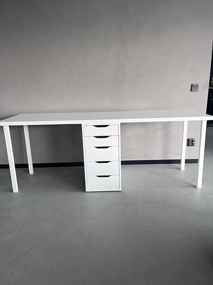 IKEA skrivbord med hurts