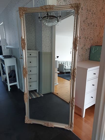 Stor spegel i antikt utförande