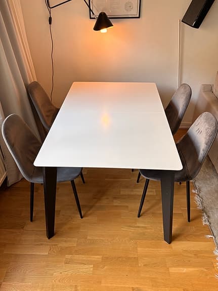 Förlängningsbart matbord 140–180 cm + 4 grå sammetsstolar