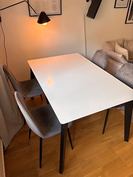 Förlängningsbart matbord 140–180 cm + 4 grå sammetsstolar