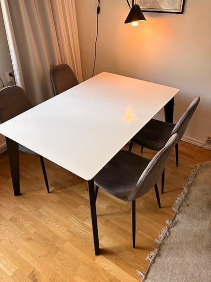 Förlängningsbart matbord 140–180 cm + 4 grå sammetsstolar