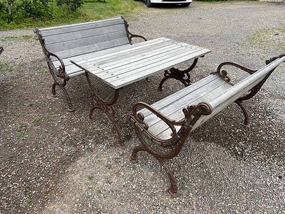 Trädgårdsgrupp med gjutjärn – bord och två bänkar