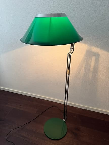 Kosta Lampan Grön golvlampa med metallstativ