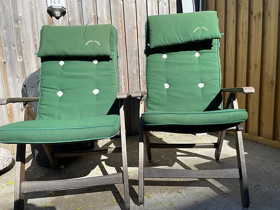 Exklusiva trädgårdsstolar, fällbara med dyna enligt bild.
