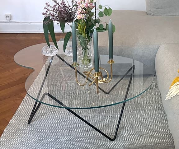 Soffbord i härdat glas med svart underrede från Gubi