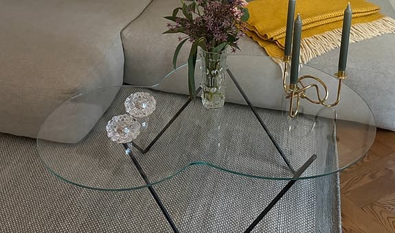 Soffbord i härdat glas med svart underrede från Gubi
