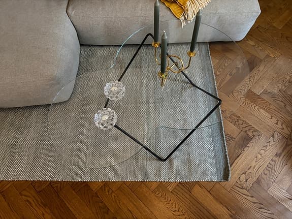 Soffbord i härdat glas med svart underrede från Gubi