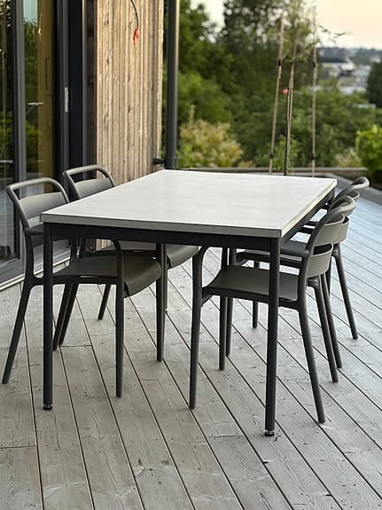 Betongbord och 4 stolar