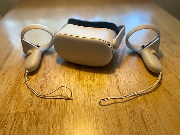 Meta Quest 2 VR-headset med handkontroller