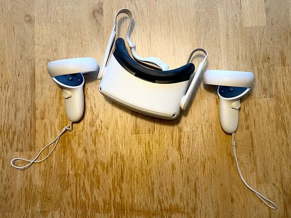 Meta Quest 2 VR-headset med handkontroller