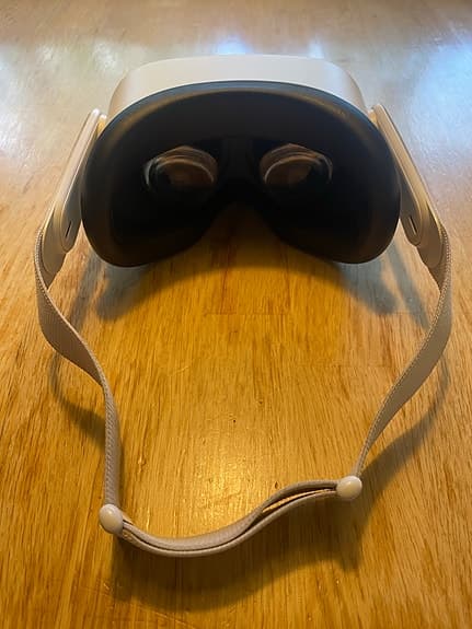 Meta Quest 2 VR-headset med handkontroller