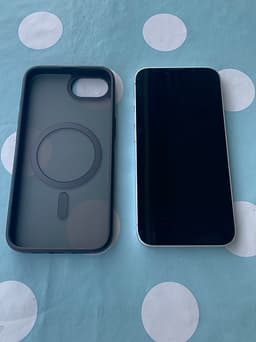 iPhone 16e 128GB med 100% batterihälsa samt tillbehör