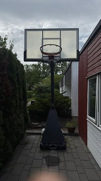 Flyttbar basketställning med korg och platta