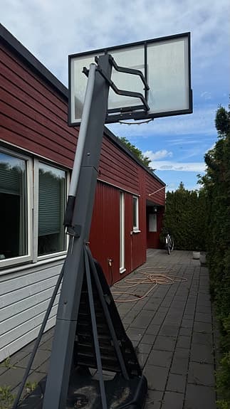 Flyttbar basketställning med korg och platta