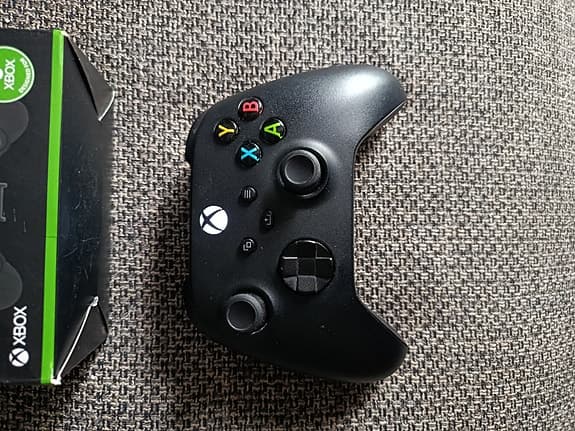8BitDo mobilhållare och Xbox-handkontroll