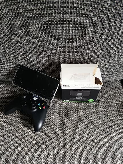 8BitDo mobilhållare och Xbox-handkontroll