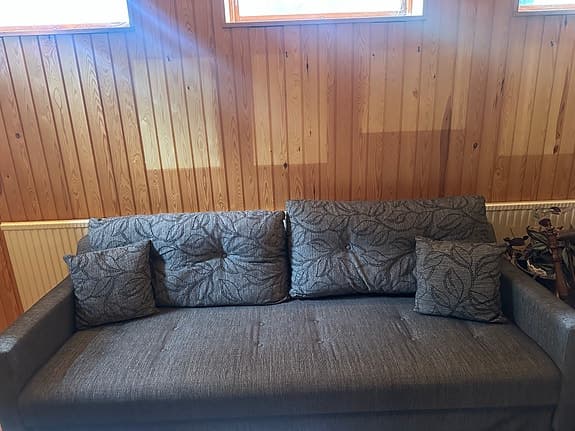 Grå bäddsoffa